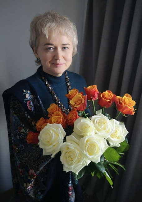 Многокрасочная и, тем не менее, весьма лаконичная шаль Заря-Заряница-14 авторства Татьяны Сухаревской