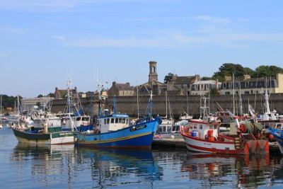 Конкарно или "Закрытый город" (Concarneau, La Ville Close) - действительно закрытый. Он обнесен полностью сохранившейся зубчатой средневековой стеной со множеством бойниц и сторожевых башен. В город ведут всего двое ворот. Внутри величественных стен уютно разместился подлинный средневековый городок: домики, узенькие улочки, небольшие базарные площади.