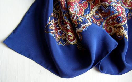 "Макароны" - выравнена кайма, срезаны неровности и закручен рулик. Платок можно носить...