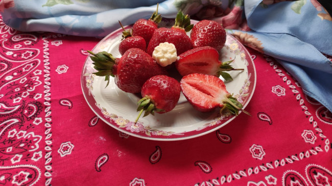 Девичник и станичная клубника с фермерскими сливками