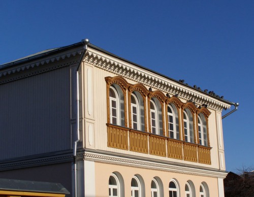 Домик с балконами-обманками