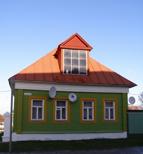 Из окна мансарды выглядывает игрушечный Дед Мороз - Новый год скоро...