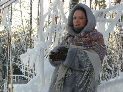 В КАПЮШОНАХ И НЕ ГЛАМУРНЫХ ПЕРЧАТКАХ;-))