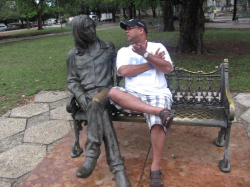 Знаменитая скамейка Джона Ленона, а есть еще много других, например скамейка Шопена. Н вопрос бывали ли здесь эти людию. Ответ - да нет, просто хороший человек.