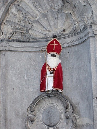 manneken-pis-as-father-christmas-manneken-pis-brussels-brussels.jpg