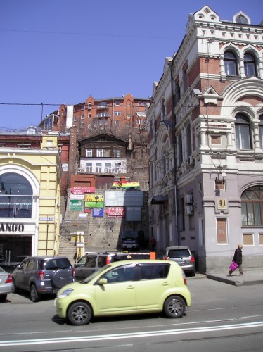А в том маленьком домике наверху, в Почтовом переулке, жила американка Элеонора Прей, известная многим по книге "Письма из Владивостока". Во времена Элеоноры это был приличный особнячок, а теперь он совсем затерялся и потерялся... ((
