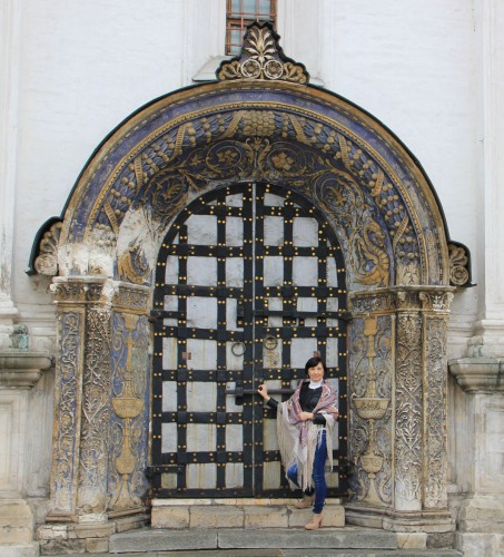 Северные ворота Архангельского собора и я в шали &quot;Волшебный узор&quot;
