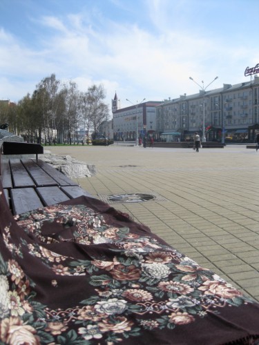Проспект Независимости, впереди ЦУМ и Мелодия осени 590, Клара Зиновьева -1998 год