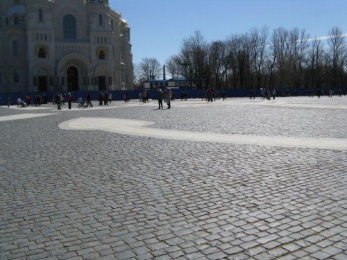 площадь перед Храмом с дорожками-рисунком гигантского якоря.
