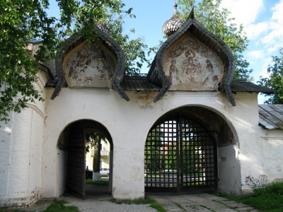 Ворота Знаменского собора на Ильине улице. Рядом - церковь с фресками Феофана Грека, единственными сохранившимися в России.