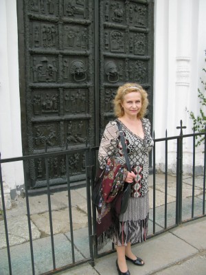 Магдебурские врата на западной стороне храма. Привезены из Европы. А вот и Феникс.