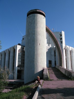 А это театр. Между прочим, в проектировании этого уродца участвовал Андрей Макаревич, видимо, студентом по глупости. Особенно портит вид с реки.