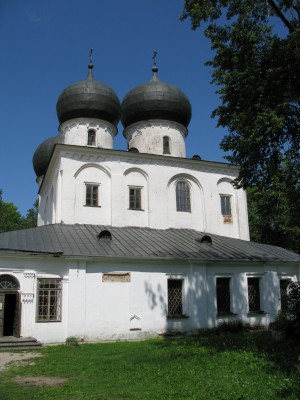 Антониев монастырь. XII век, между прочим. Интересна легенда про основателя, Антония Римлянина.