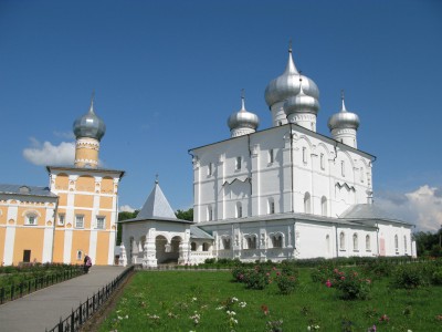 А это вход в монастырь Варлаама Хутынского. Здесь полный порядок.