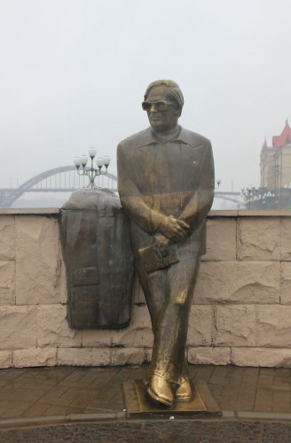 Памятник Ошанину (в тумане)