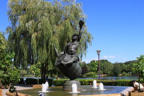 Ремих, один из основных центров виноделия (именно отсюда Pinot Gris, что на фото). Бог винограда и вина в излюбленном месте отдыха жителей на мозельском берегу – что может быть логичнее и правильнее?