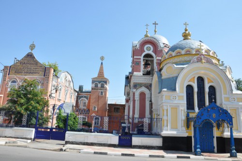 Видно, какой уклон у улицы. И они в Ельце все такие)) А это ещё не самая крутая горка.
