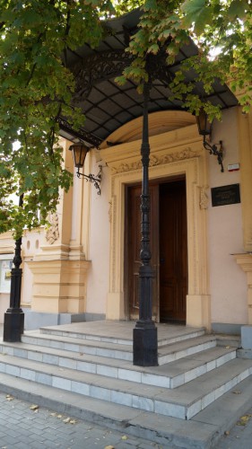 Крыльцо музея.