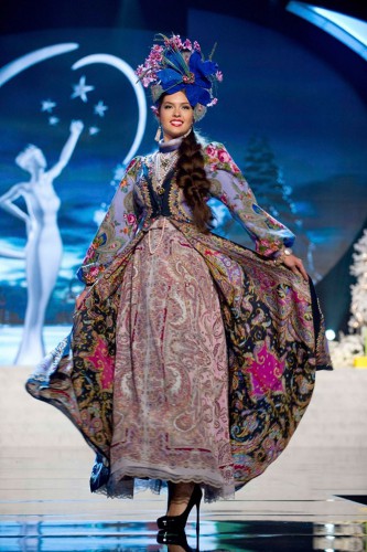 Елизавета Голованова демонстрирует национальный костюм.jpg