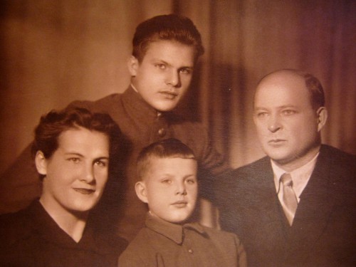 1958г. Вера, старший сын - Юрий, младший - Владимир, муж - Александр.