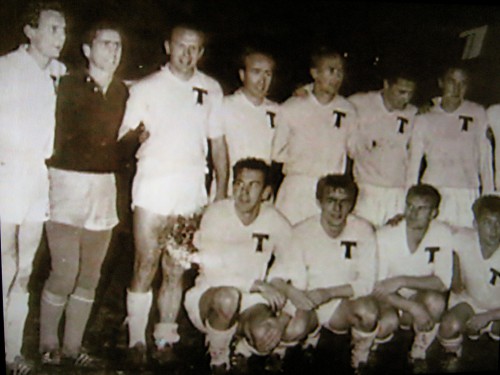 "Торпедо". Стоп-кадр из фильма: В.Щербаков -сидит 2 слева, Э.Стрельцов - стоит 3 слева