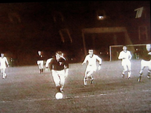 Стоп-кадр из фильма: В.Щербаков - с мячом, Э.Стрельцов- справа