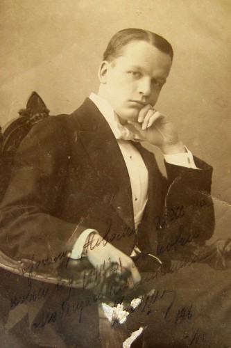 1916г. Подарок "нового" племянника - дяде. Юноша с маникюром и перстнем.