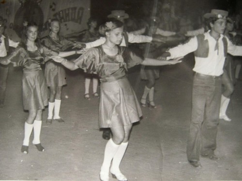 1982г. Конкурс бальных танцев (юбка и цветы - красные, прозрачный блузон - зелёный.     Мне 13 лет.