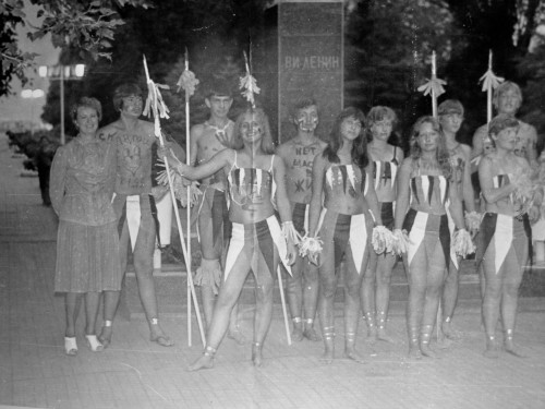 1983г. - После победы на фоне Ленина (Я - с копьём, одолженным у вожака).