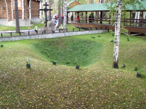 Крест и место шахты, куда сбрасывали останки, я снять не смогла... Из сети