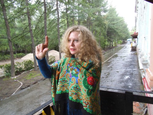 А это правда жизни, ))) ругаюсь, что фотограф фотиком крутит, и аппарат не фокусирует. Но платок красиво получился )))))