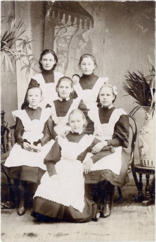 Примерно 1905-1906 гг. Бабушка сверху, слева.