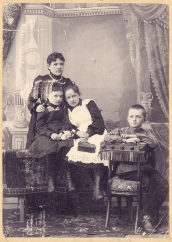 Примерно 1900 год