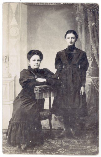 Бабушка (2-ой класс) и ее сестра (7-ой класс гимназии) 1907 год