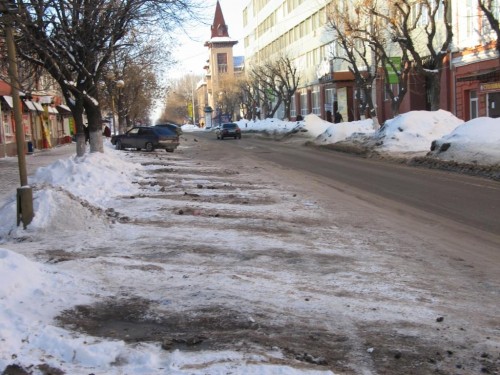 Одна из центральных улиц - Радищева. Вдали башенка консерватории, один из символов Саратова.