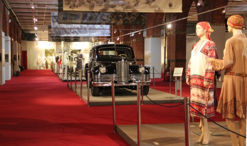 Справа видно платье в русском стиле (выставка "Мода в зеркале истории")