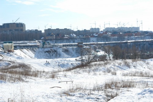 Город наступает.