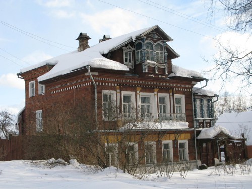 Этот дом одного из 4х знаменитых купеческих родов, перешедших по настоянию царя в православие, вдове удалось уберечь от экспроприации после революции. Она вышла замуж за турецкого подданного, почему-то помогло.