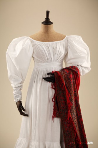 Фотография с выставки А.Васильева "Мода в зеркале истории"