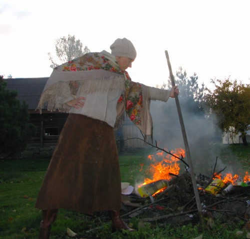 На заднем фоне хлев (скотины нет).