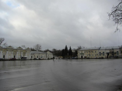 Вдалеке, между елками - памятник Кирову