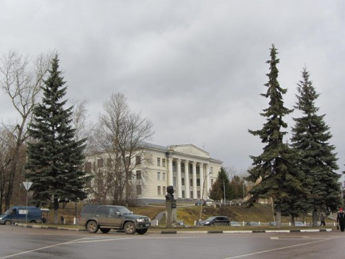 Дом культуры, памятник Пушкину