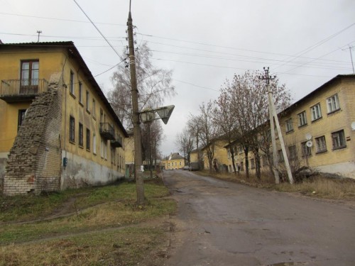 Не поняла, что бы могло это значить (я про кусок стены у дома)...
