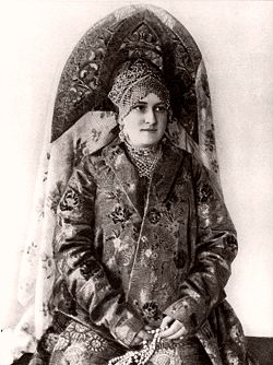 девушка в двурогом кокошнике с фатой 1900 г..jpg