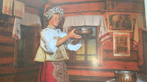 Подвенечный наряд (на второй день свадьбы) невесты Олонецкой губернии пер. пол. XIX в.