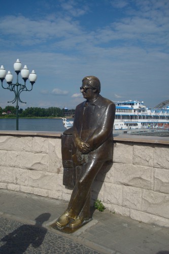 Памятник Л. Ошанину в Рыбинске