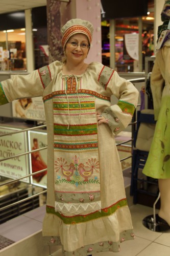 Платье и головной убор в народном стиле.