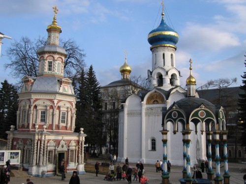 На заднем плане - Трапезная церковь (1686 – 1692)