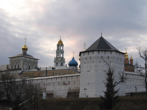 На переднем плане - Пятницкая башня (1640)