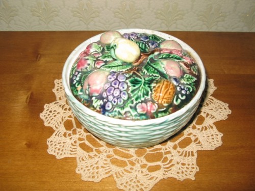 это у меня самая *старая* емкость для варенья. На крышке изображено-её назначение... Досталась от бабушки.